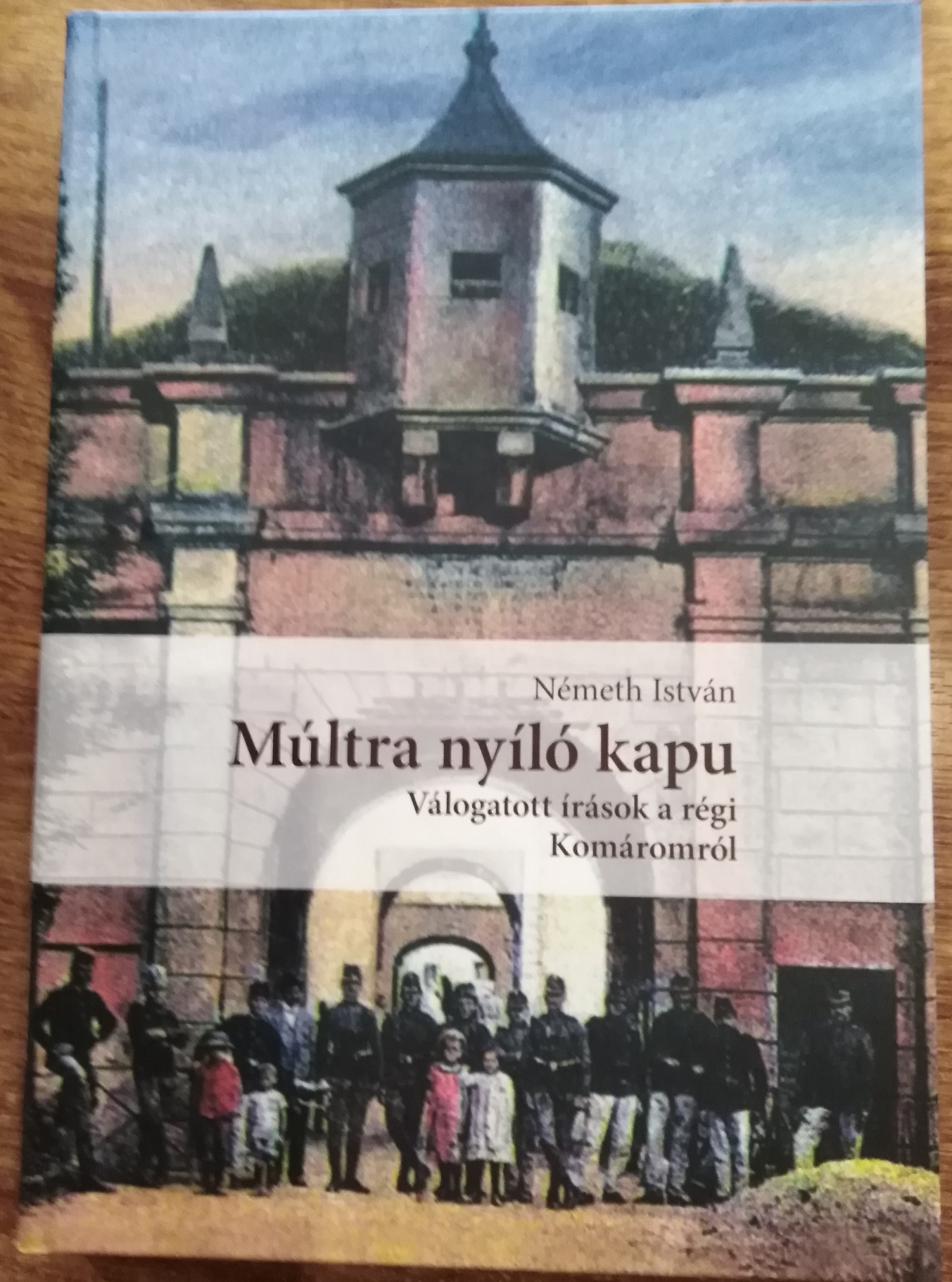 Múltra nyíló kapu - Válogatott írások a régi Komáromról