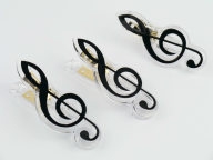 Zenei ajándéktárgy: Csipesz, violinkulcs alakú, fekete /1 darab/